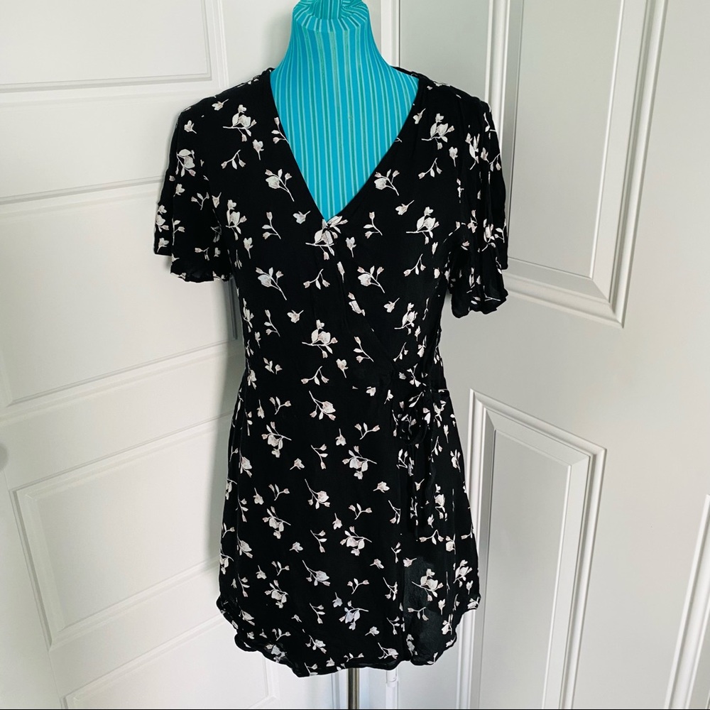 💸SALE! 4/$25☀️🌈 Black Floral Wrap Dress